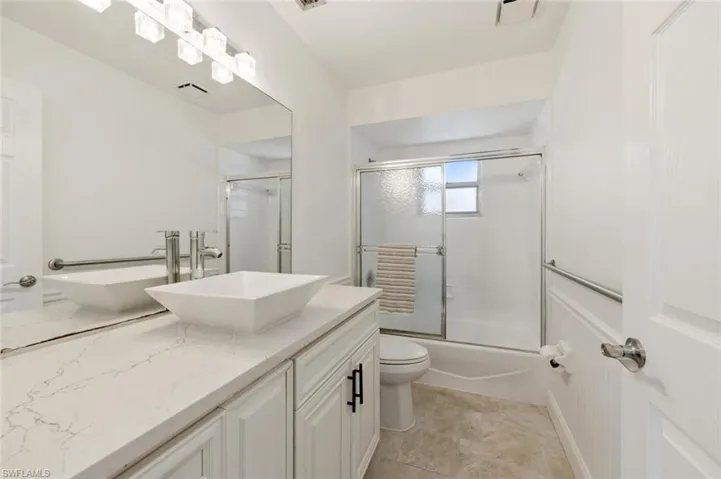 Guest Bath with tub/shower