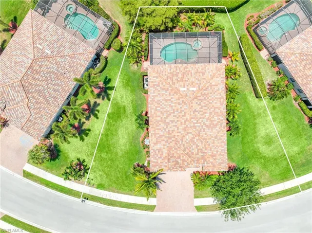extra space on both sides of this oversized lot