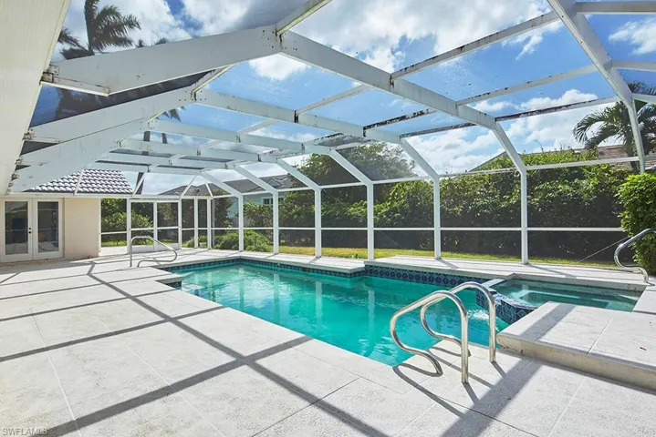702  Hollybriar  LN, Naples, FL 34108