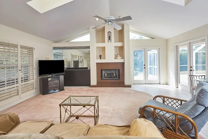 702  Hollybriar  LN, Naples, FL 34108