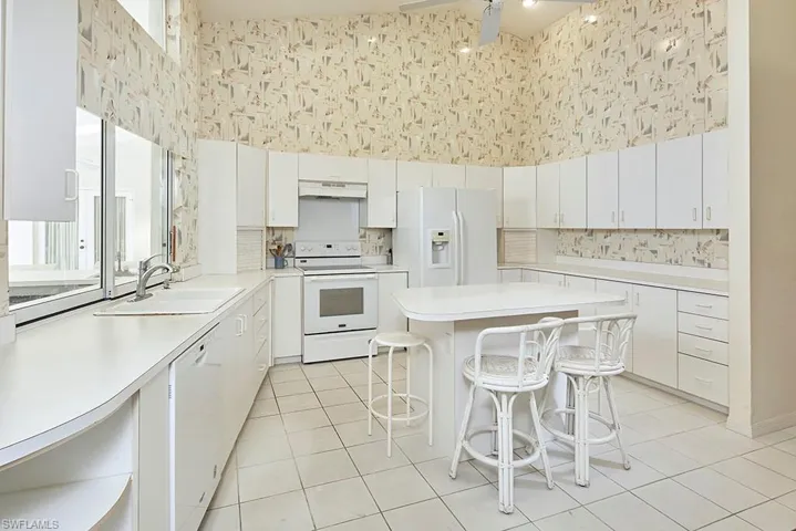 702  Hollybriar  LN, Naples, FL 34108