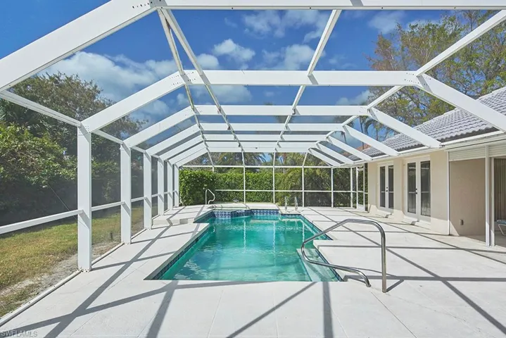702  Hollybriar  LN, Naples, FL 34108
