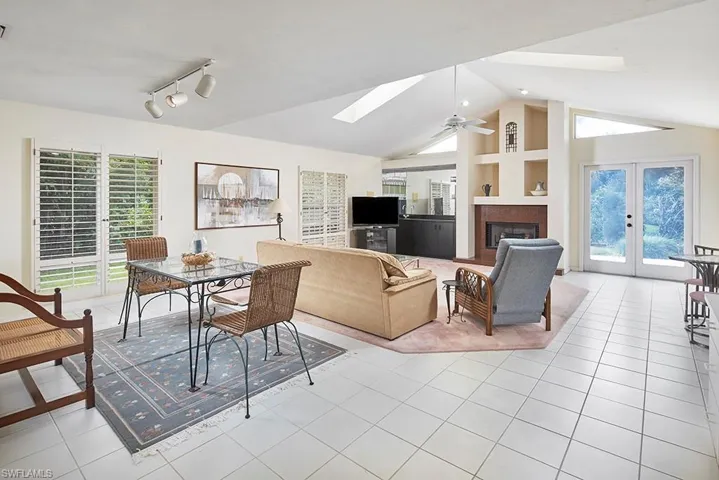 702  Hollybriar  LN, Naples, FL 34108