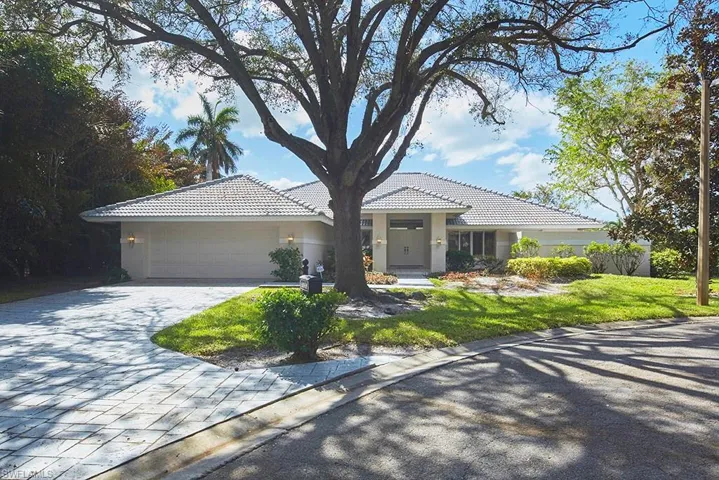 702  Hollybriar  LN, Naples, FL 34108