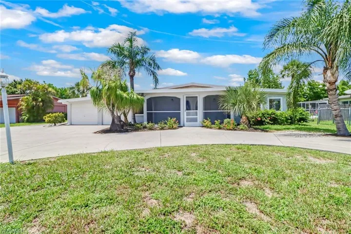 Large U-Shaped Driveway - perfect for coming & going