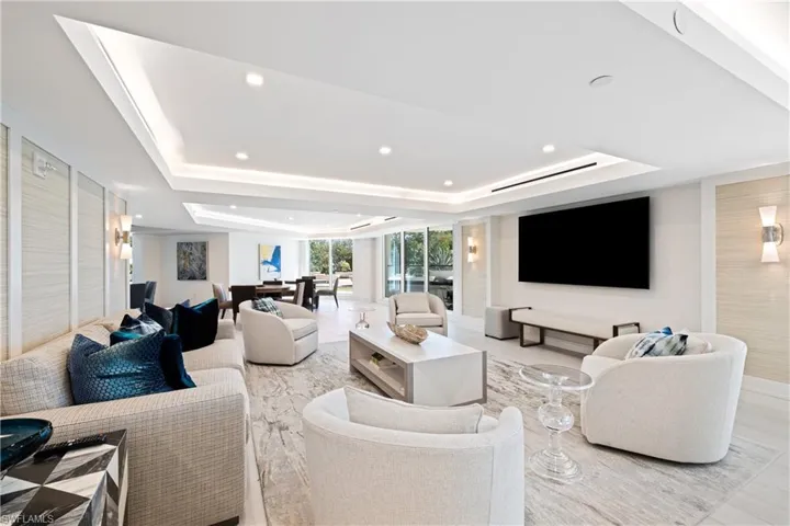 8111  Bay Colony  DR, Naples, FL 34108