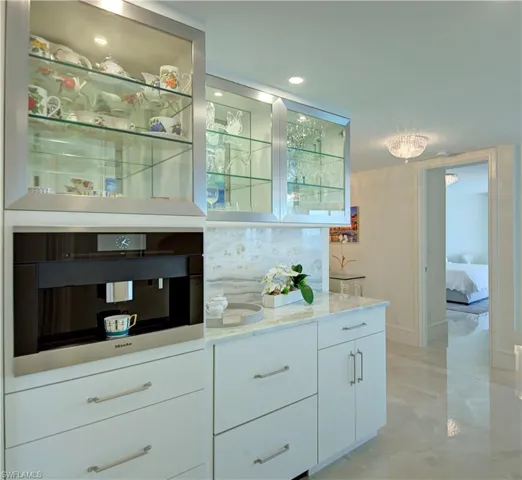 8111  Bay Colony  DR, Naples, FL 34108
