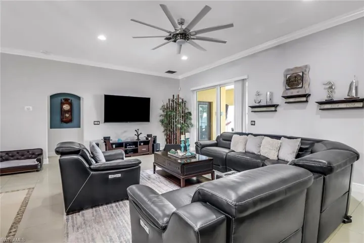 109 38th Pl, Cape Coral, Florida 33993