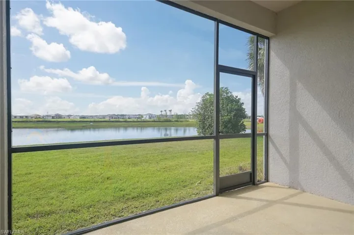 Screened-in lanai & lakeview