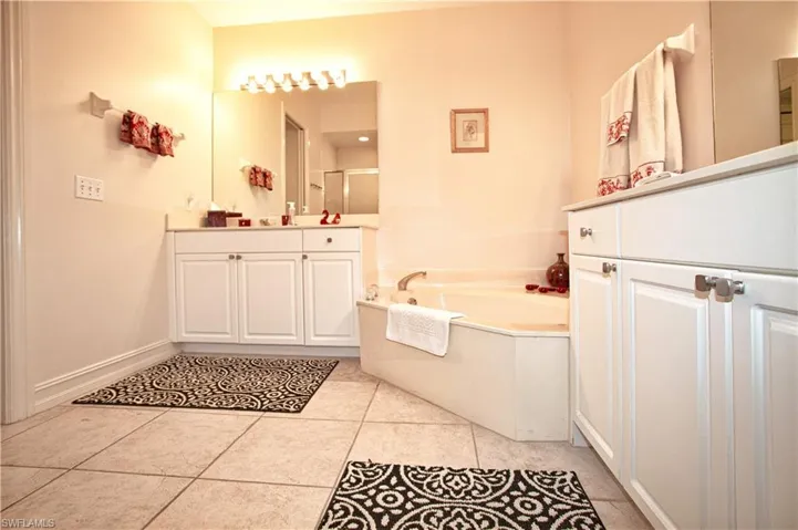 825  Bentwater  CIR, Naples, FL 34108