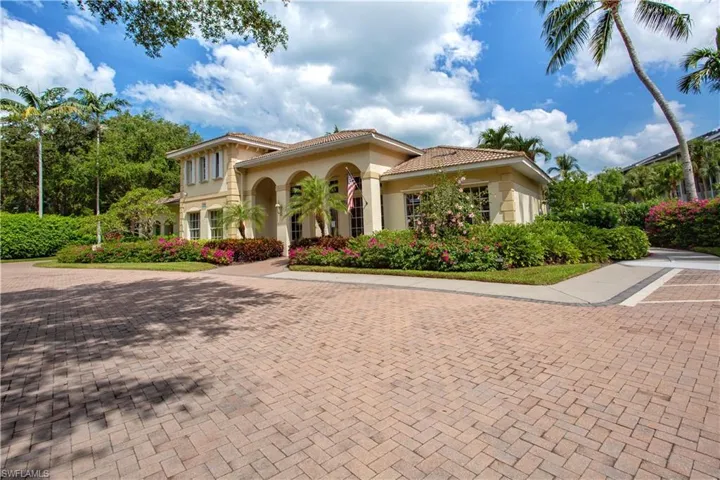 825  Bentwater  CIR, Naples, FL 34108