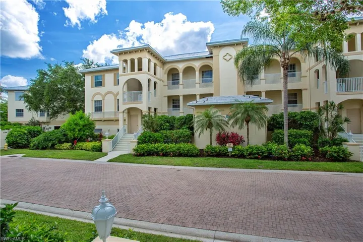 825  Bentwater  CIR, Naples, FL 34108