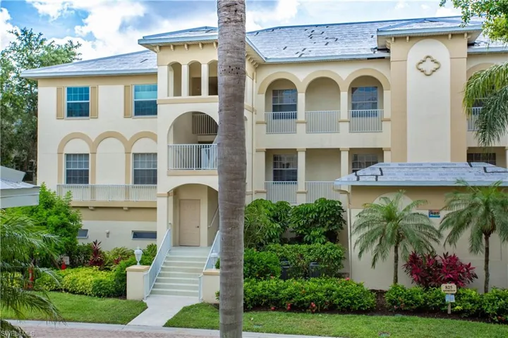 825  Bentwater  CIR, Naples, FL 34108