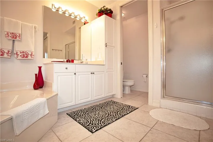 825  Bentwater  CIR, Naples, FL 34108