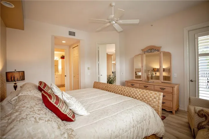 825  Bentwater  CIR, Naples, FL 34108