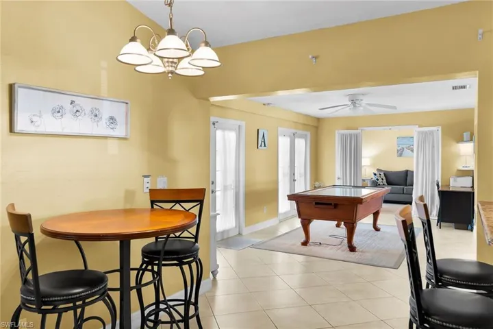 Breakfast Table and Bar Seating