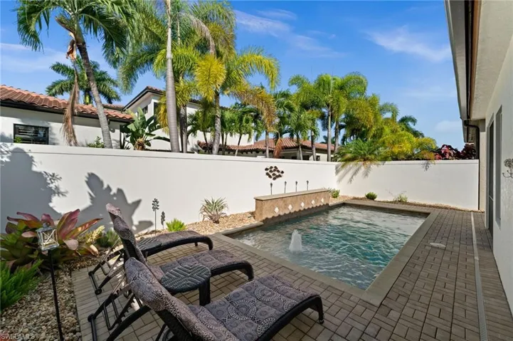 Spacious lounging area, private pool & entertaining area