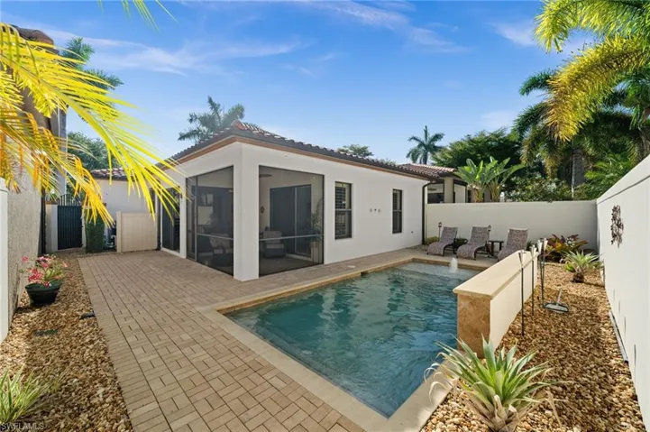 Private pool & entertaining area