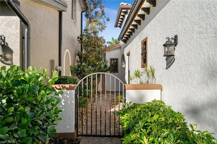 8000  Cordoba  PL, Naples, FL 34113