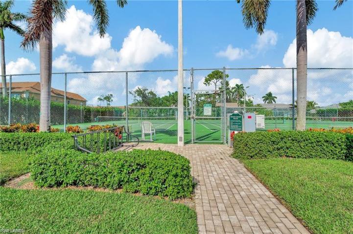 2037  Crown Pointe W BLVD, Naples, FL 34112
