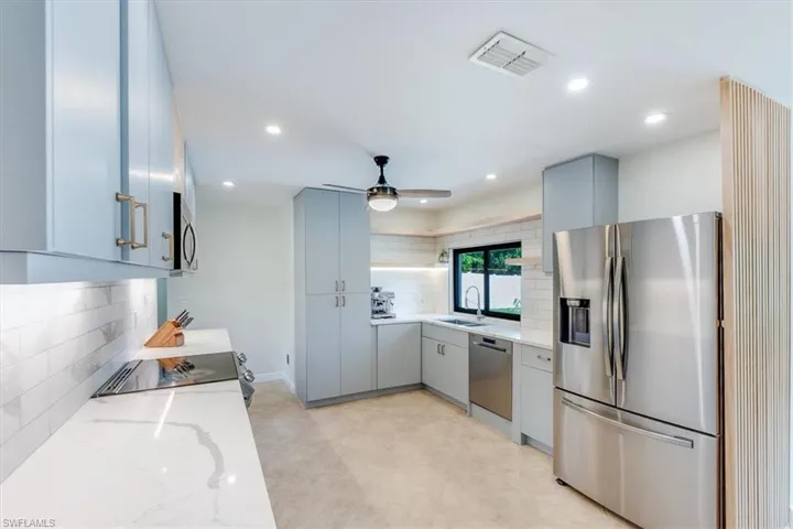 Stainless appliances, flat cooktop