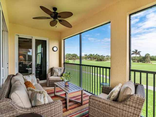 Sunroom / solarium with ceiling fan