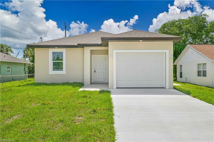 View of front of house featuring a front yard