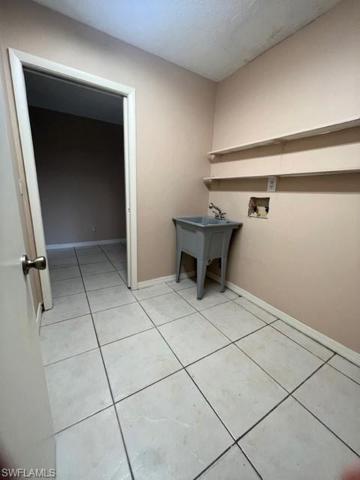 Laundry room  with hook-ups