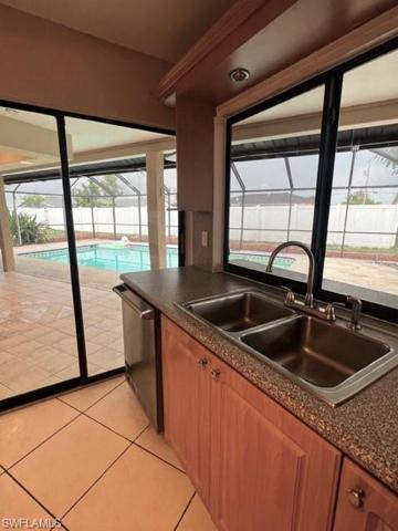Kitchen to pool