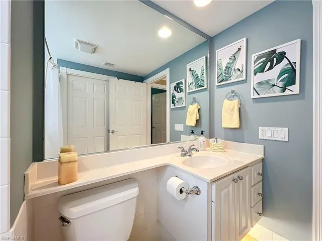 1st floor main bath connected to bedroom/flex room
