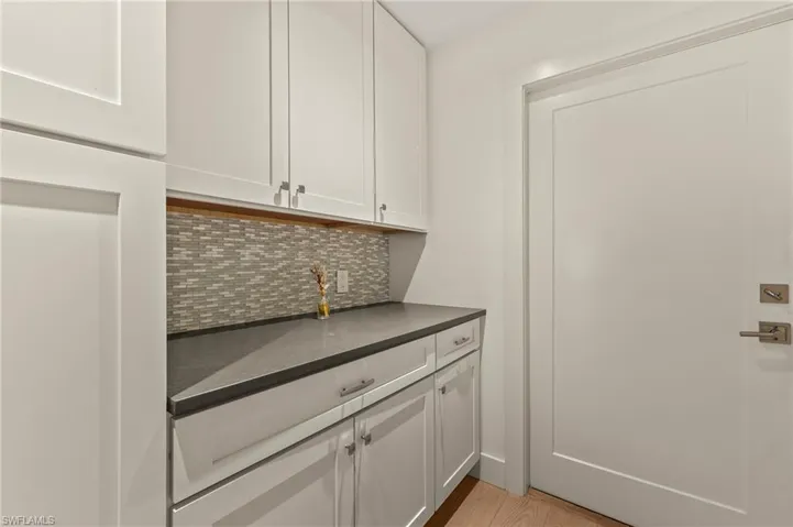 Bar with backsplash