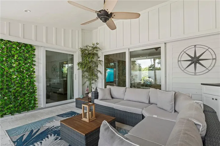 Sunroom with ceiling fan