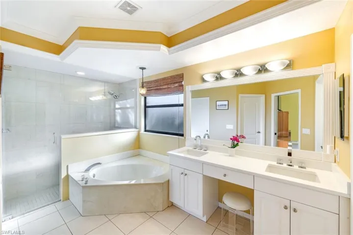302  Sawgrass  CT, Naples, FL 34110
