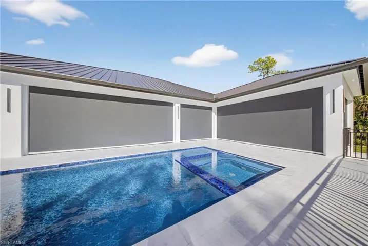 View of integrated pool / hot tub