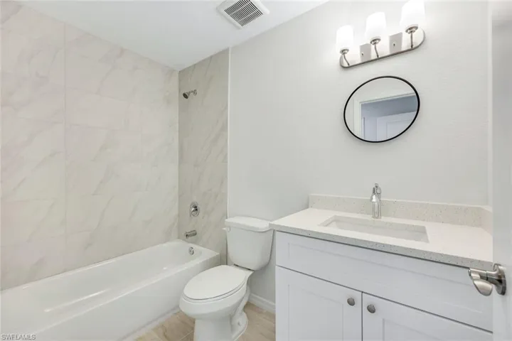 guest bathroom/bano de invitados
