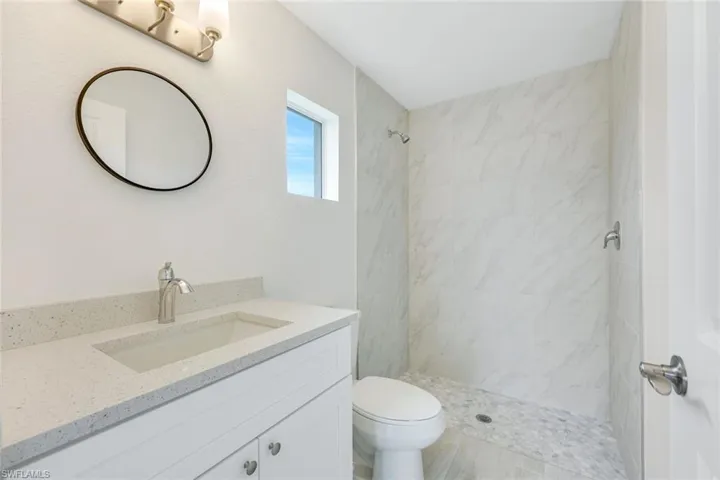 guest room 1-optional second owner's suite bath/habitacion de invitados 1 o segundo dormitorio principal con bano