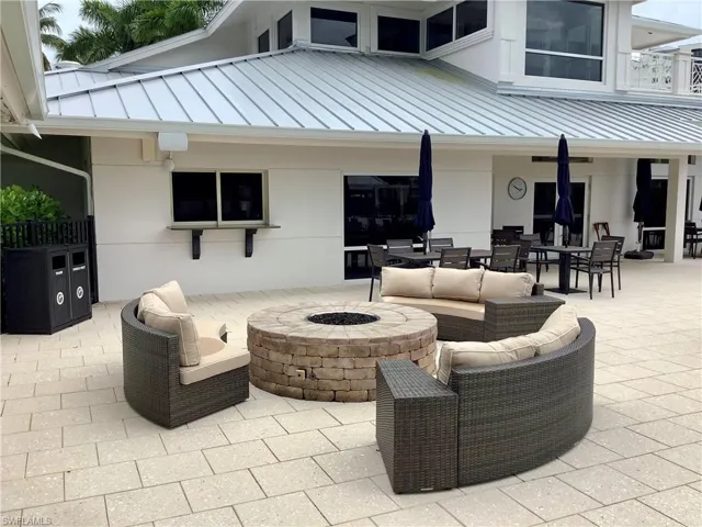 420  Cove Tower  DR, Naples, FL 34110