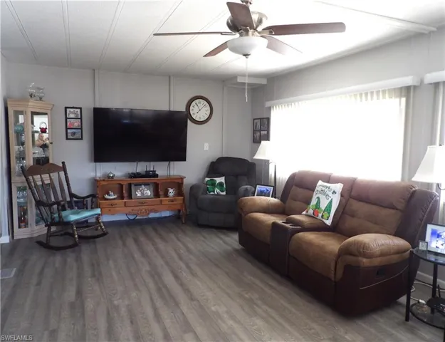 Living area featuring Laminated finished floors and ceiling fan