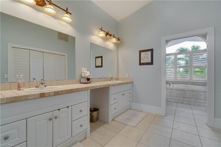 Dual sinks, walk in closet .