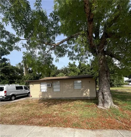 1748  Woodward  AVE, North Fort Myers, FL 33903
