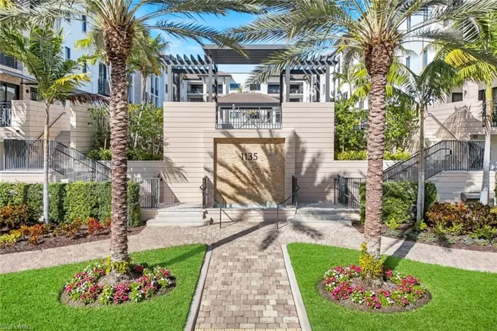 Naples Square III