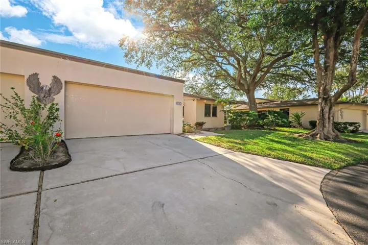 2 Car garage and 2 car driveway parking at the end of a cozy cul-de-sac!