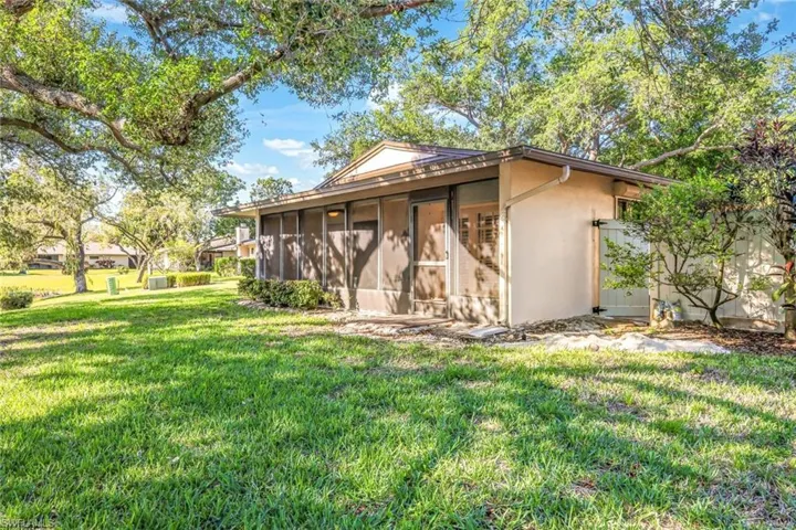 Oversized screened lanai overlooking huge Live Oak tree and lake!  Gorgeous and private view!