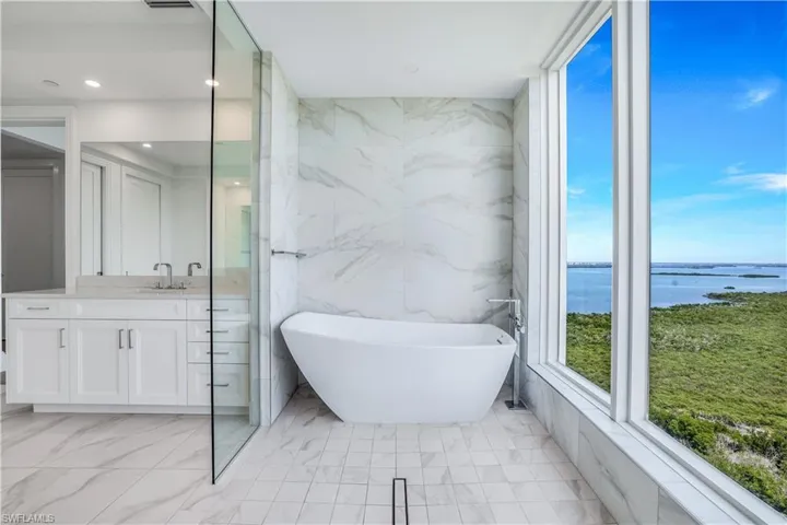 Enjoy the spectacular view while soaking in the tub. There will NEVER be another tower built on this side of the building - the ultimate in privacy!