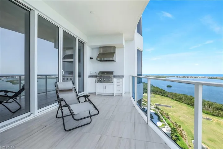 Winter months are meant to be spent outsidein Southwest Florida. Enjoy the cool winterbreeze and your favorite beverage, morning, noon or night!