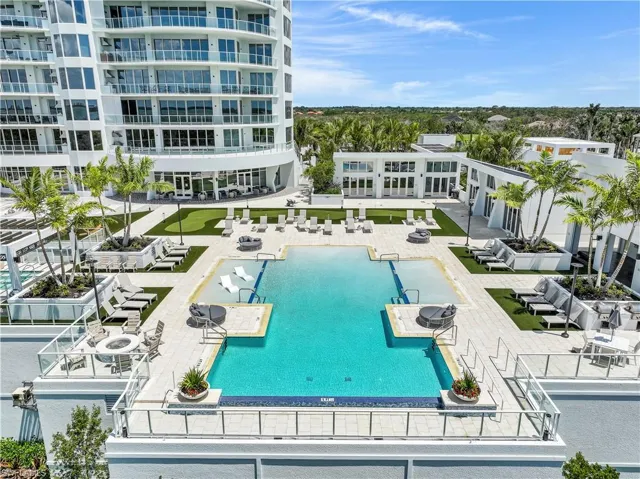 Pool with beach entry, sun shelves, infinityedge pool.