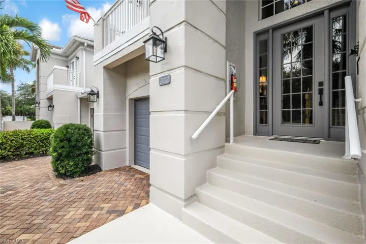 Front entry allows plenty of light to shine in!
