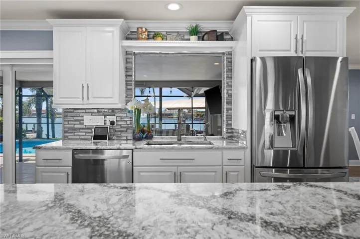 Brand new kitchen with a view of the pool and the lake