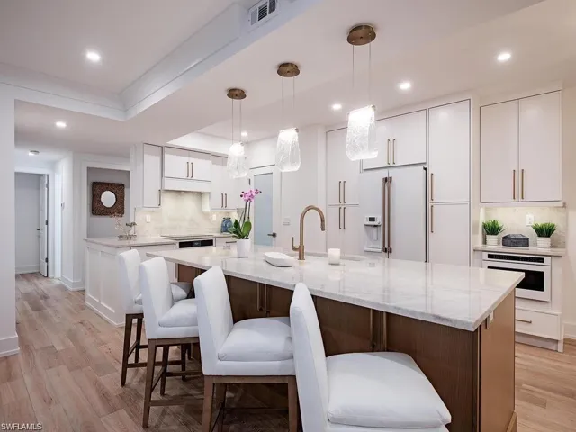 400 Park Shore Dr # 102, Naples, Florida 34103