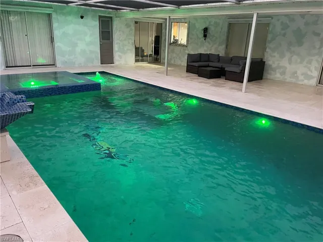 Integrated pool / hot tub with a patio area and an outdoor lounge area